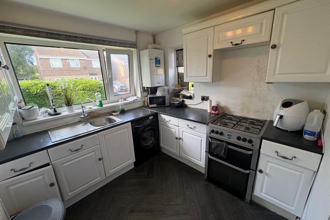 47, Glenrose Drive, Bradford photo 2