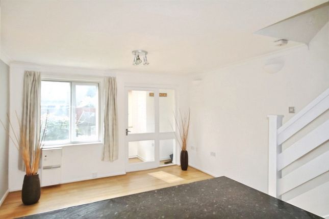 23, Shellfield Close, Surrey photo 3