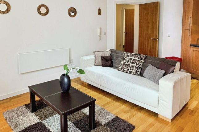 2 Bed Flat To Rent Old Oak Ave, London Cr5
