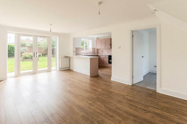 18, Ducketts Mead, Rochford photo 2