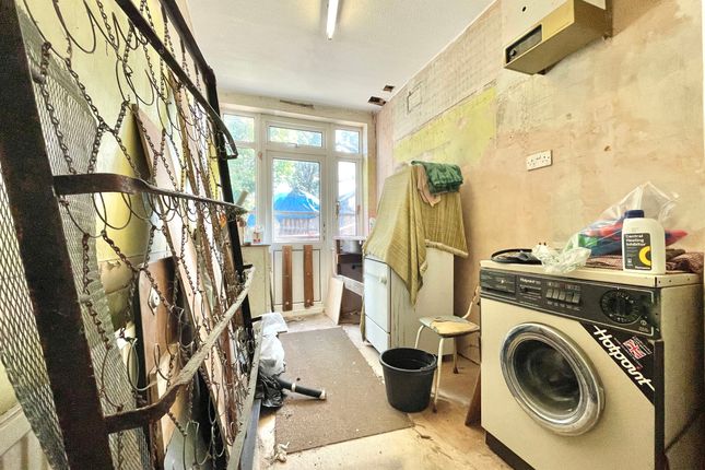 90 Winchester Avenue, London photo 4