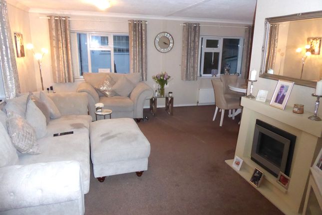 27 The Rowans, Woodbine Close Park, Waltham Abbey photo 5