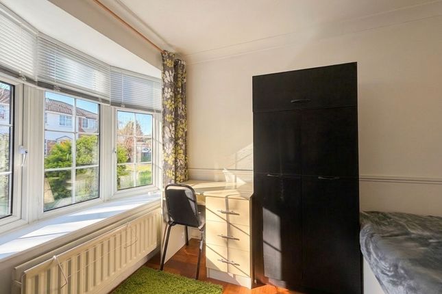 Room 6, 21 Belgrave Mews, Uxbridge photo 3