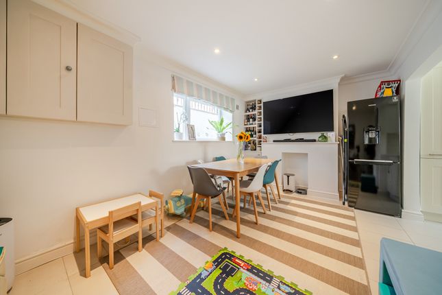 8, Dagmar Road, Windsor photo 4