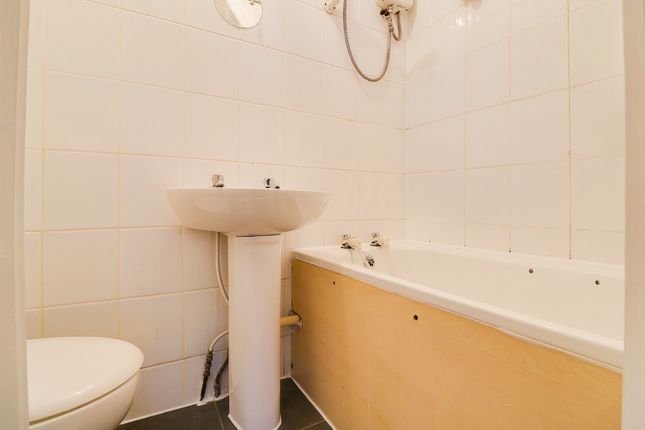 31A, Thornton Avenue, Greater London photo 4