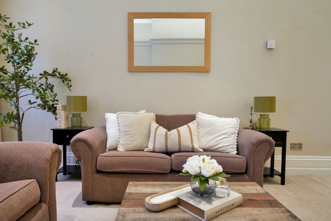Sleek Mayfair Flat | Hertford St & Lift, Hertford Street, London photo 2