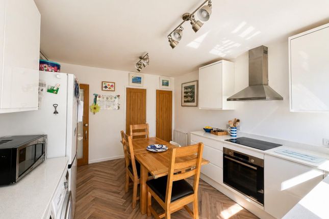 26, Howmead, Berkeley photo 3