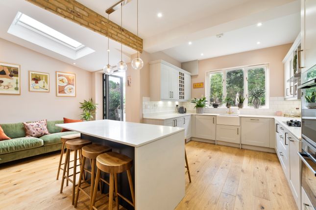 16 St. James Avenue, Sutton photo 4