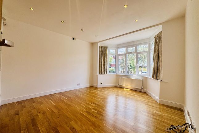 777, Brentmead Gardens, London photo 2