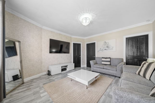 32, Bellfield Crescent, Barrhead photo 4