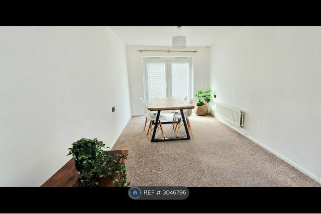 Corby Drive, Englefield Green, Egham photo 2