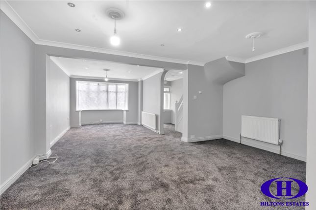 9, Willow Gardens, Hounslow photo 2