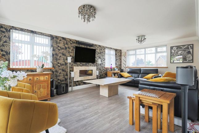 22, Oakcroft, Stalybridge photo 4