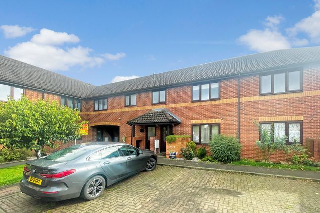 Thumbnail Flat for sale in Orchard End Avenue, Amersham