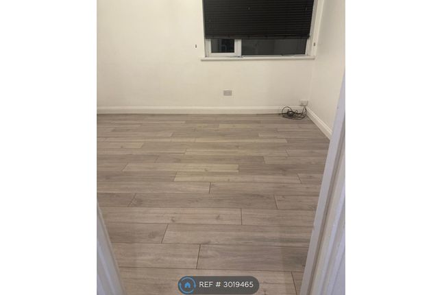 Flat  Burns House, Axminster Crescent, Welling photo 5