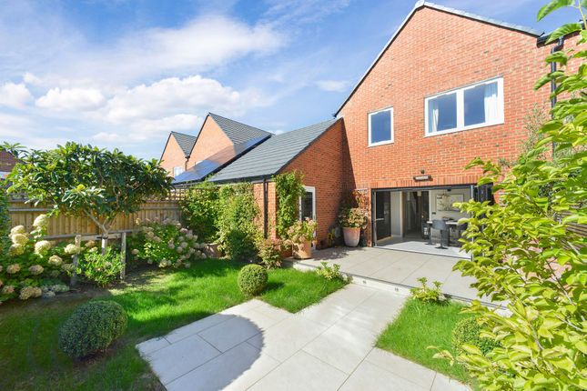 13 Exbury Crescent, Cranleigh photo 4