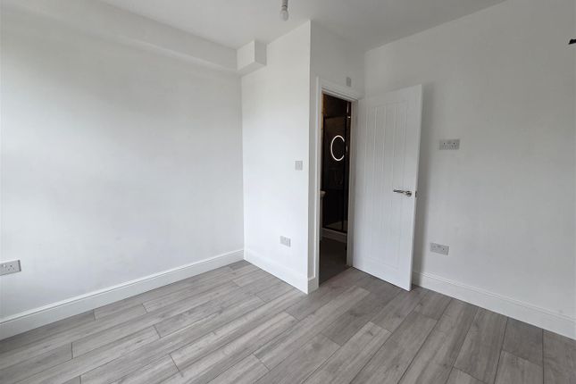 Room 2, 36, Kashgar Road, London photo 2