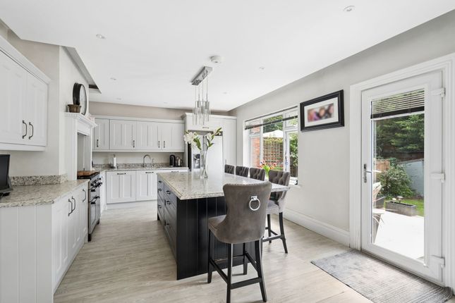 17 Chiltern Avenue, Bushey photo 3