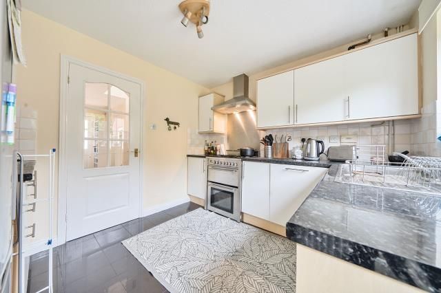 31, Meadowsweet Close, Thatcham photo 4