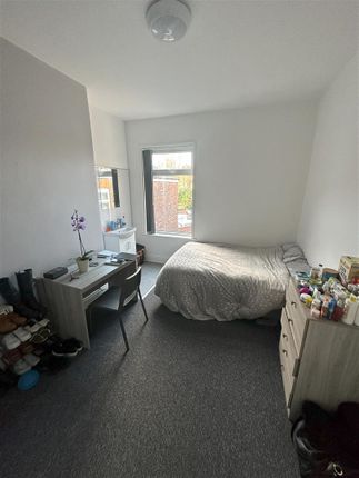 Head, 13, Beresford Avenue, Hull photo 4