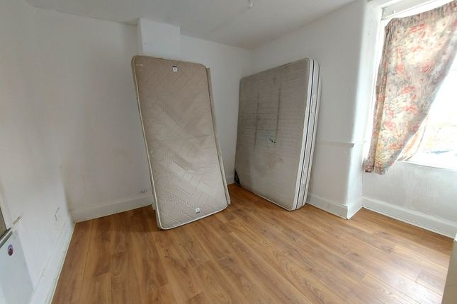 Flat to rent in Goresbrook Road, Dagenham