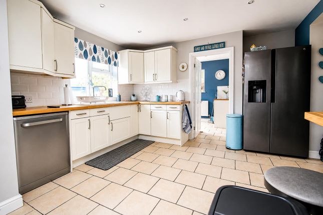 2, Barnfield, Hemel Hempstead photo 2
