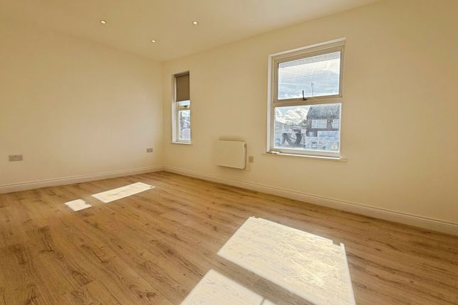 First Floor Flat, 4, Hambridge Road, Berkshire photo 2