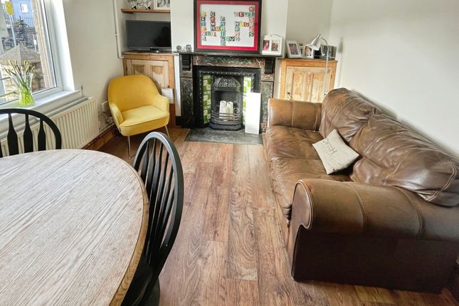 13 Heol Eglwys, Bridgend photo 3