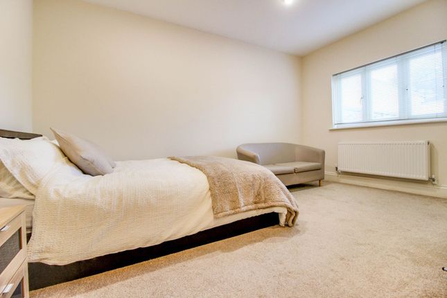 Room 2, 35 Victoria Road, Swindon photo 4