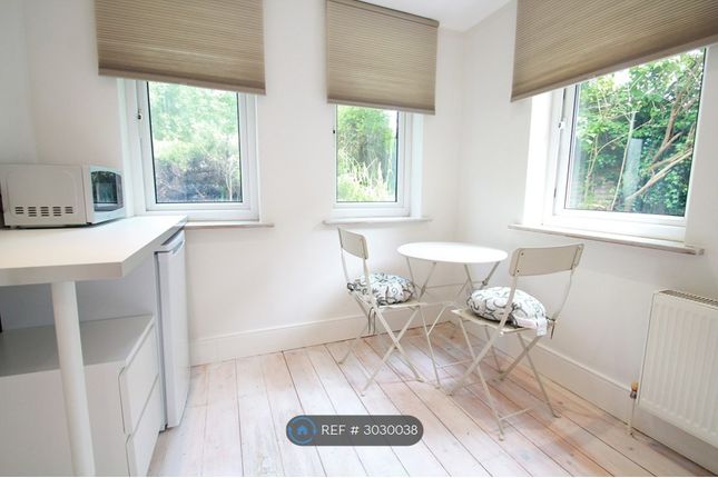 Hale Lane, Mill Hill photo 2