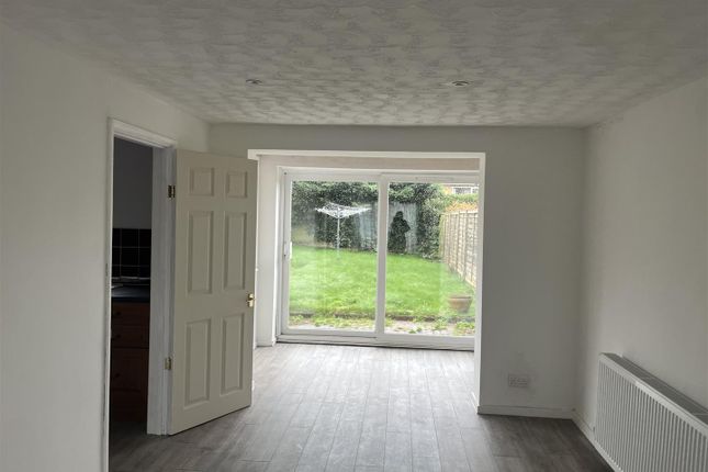 92, Plash Drive, Stevenage photo 3