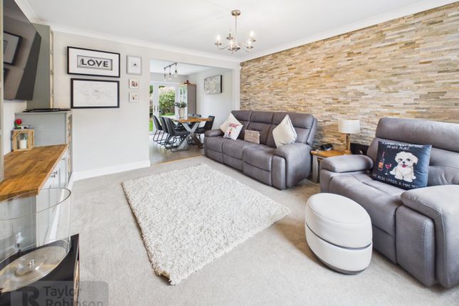 4, Evans Close, Crawley photo 3