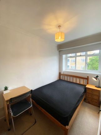 Room to rent in Churchill Gardens, London
