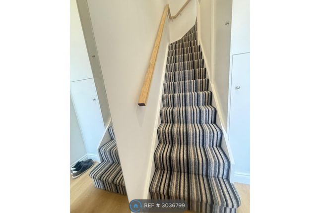Flat, Warwick Road, Barnet photo 2