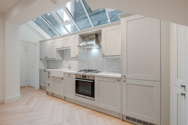 Flat for sale in Lavender Hill, London