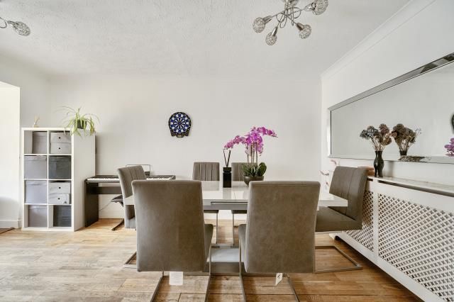 35, Mill Farm Avenue, Surrey photo 4