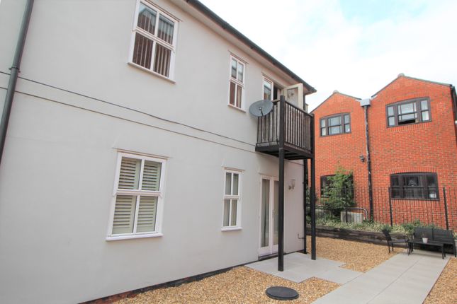 Flat to rent in Rawstorn Road, Colchester CO3
