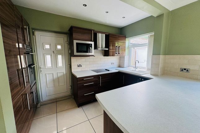 11, East View, LEEDS photo 3
