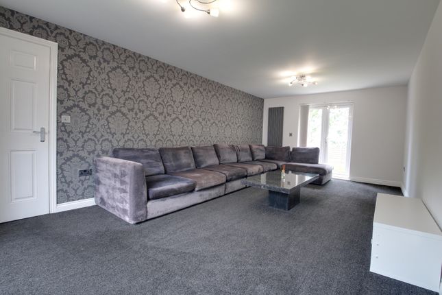 36, Longlands Idle, Bradford photo 2