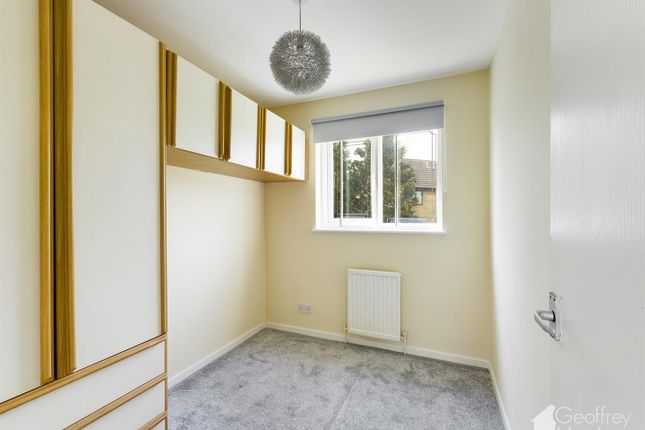 Detached house to rent in Ravenhill Way, Luton