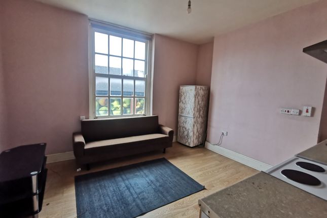 Flat to rent in High Street, Dudley