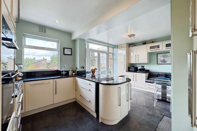 32 Hillside Gardens, Edgware photo 3