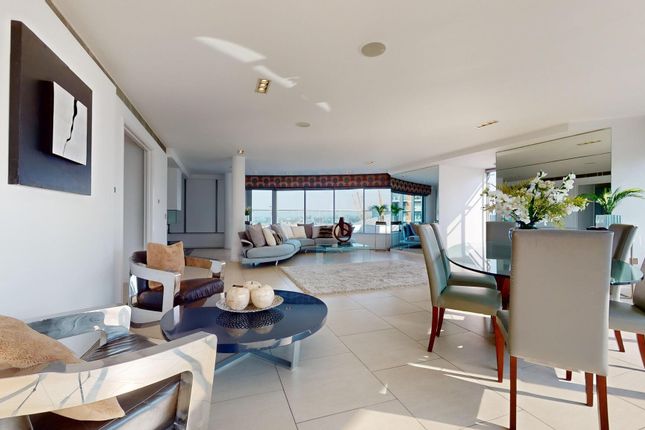 Thumbnail Flat for sale in Fairmont Avenue, Canary Wharf