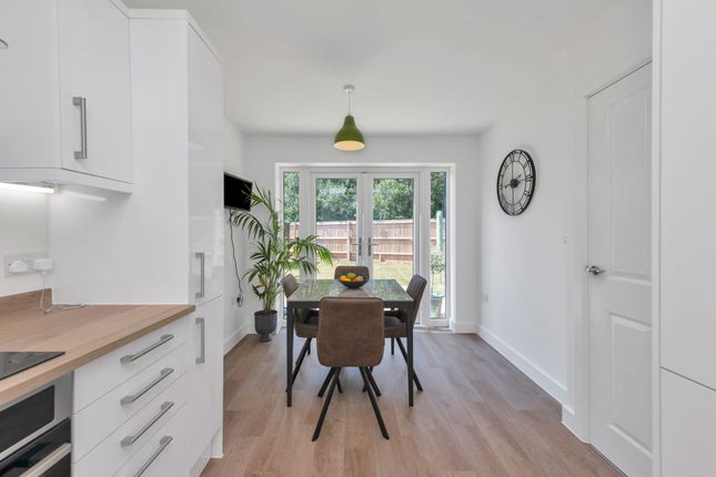 22 Muncey Grove, Royston photo 4