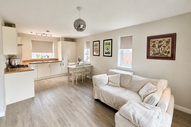 7 george court, Jubilee Drive, Fleet photo 2