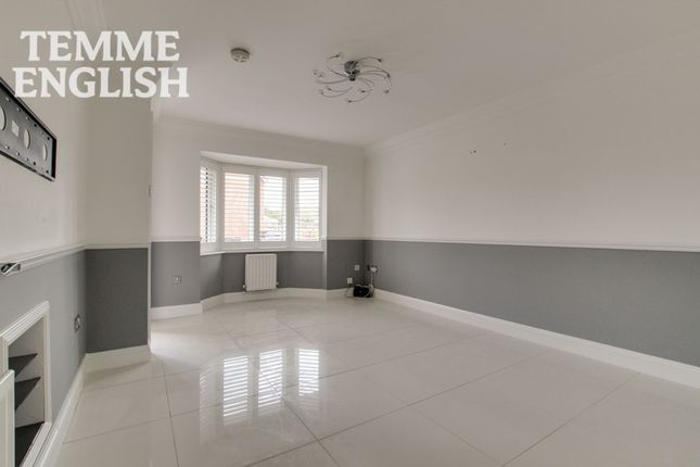 8 Ruthven Close, Wickford photo 4