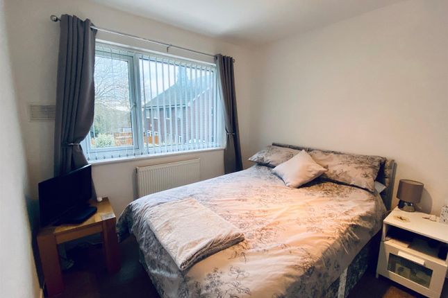 38, Field Vale Drive, Stockport photo 4