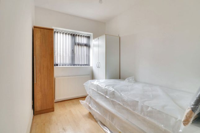 Thumbnail Room to rent in Room 2, Mead Road, Edgware