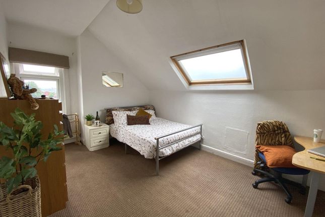 Bright, Neatly Presented Double Bedroom In A Conve...