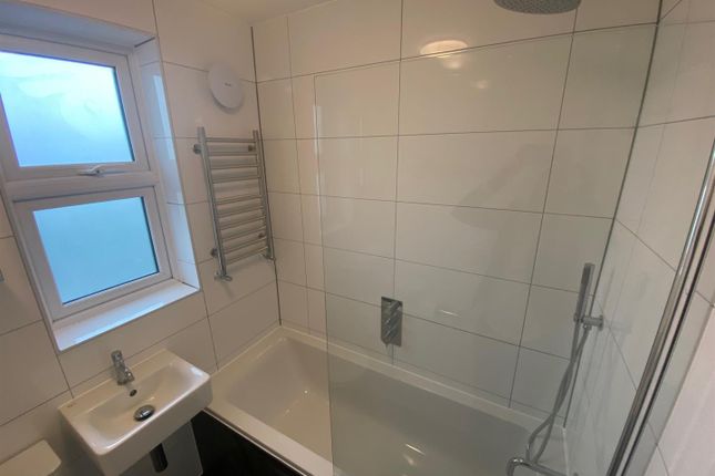 27, Primrose Glen, Hornchurch photo 3